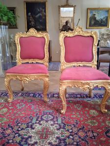 Belle paire de chaises romaines en bois sculpté et doré du XVIIIe siècle