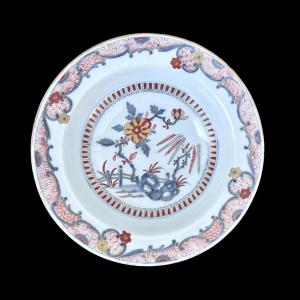 Piatto in maiolica con decoro stile Imari con motivi vegetali,geometrici e rocaille.Manifattura di Felice Clerici o Pasquale Rubati.Milano.