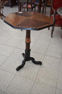 Pequena mesa octogonal em nogueira Piemontesa