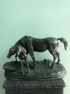 Scultura in bronzo raffigurante due cavalli.Italia