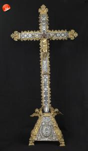 Croce in legno intarsiata in madre perla avorio con applicazioni in bronzo dorato