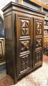 ARM217 - Nussbaumschrank, 17. Jahrhundert, Maße: B 129 x T 56 x H 182 cm