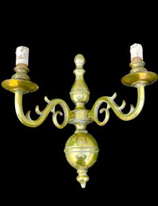 Lampada applique in bronzo pieno a due fuochi.