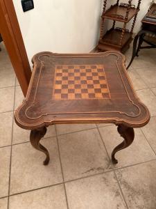 Mesa de jogos em nogueira com pernas em forma de sabre, dimensões 80 × 80 × 73 cm de altura