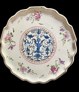 Maiolica stand with third-fire 'rose' decoration and central 'Raphaelesque' medallion. Casali and Callegari manufactory. Pesaro.