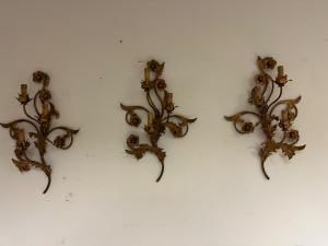 Três arandelas de metal dourado com motivos florais. Século XIX