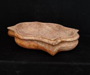 Raffinata acquasantiera mossa - 45 x 35 cm - Marmo Rosso Verona