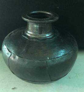 Vaso in ferro battuto.India.
