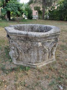 Spettacolare ed importante pozzo in pietra - 155 x 155 cm