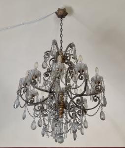 Murano-Kronleuchter und Bergkristalle