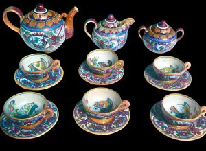 Tea set consisting of teapot, milk jug, sugar bowl and six majolica luster cups with female and soldier profiles. Cooperative of ceramists of Gualdo Tadino.
