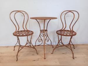 Conjunto de mesa e duas cadeiras de ferro para jardim - ferro maciço - início do século XX