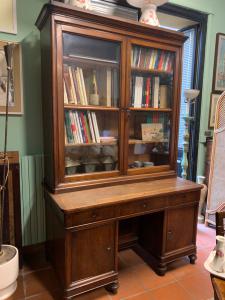 Schreibtisch mit Nussbaum-Bücheraufsatz