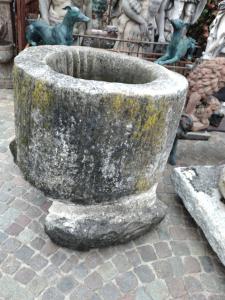 Steinbrunnen