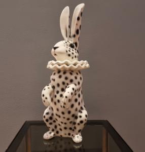Coniglio in ceramica dipinta con vestito di Pierrot