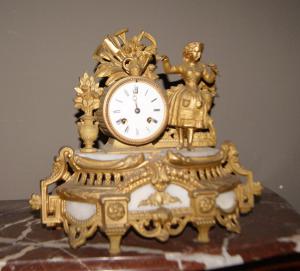 Relógio de mesa francês do século XIX com uma figura feminina.