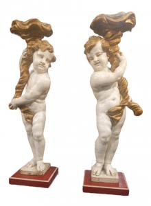 Coppia di putti stanti in legno laccato "finto marmo"