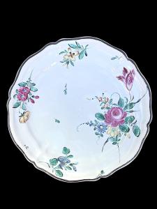 Maiolica plate with overglaze rose decoration. Ferniani Faenza manufacture. Signed.