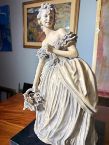 Scultura di dama anni '40 in terracotta patinata firmata Tomuti