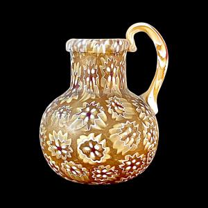 Murrina-Vase in Bernstein- und Milchglasfarbe mit rückwärtigem Griff. Fratelli Toso. Murano.