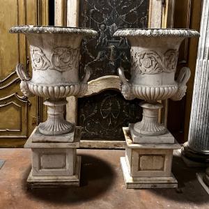 DARS705 - Coppia di vasi in marmo di Carrara, epoca '800, misure cm L 73 x H139 x P 73, base H 40