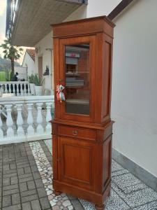 Buffet mit Aufsatz, kleines Bücherregal. 71x39x207 cm