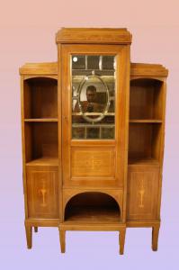 Antiga vitrine do norte da Europa do século XIX em estilo Biedermeier