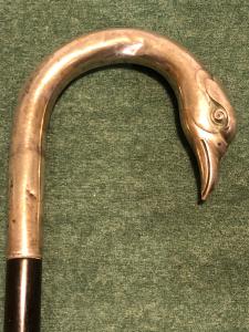 Silberner Gehstock mit Vogelkopfgriff.