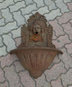 Fontana in ghisa da parete
