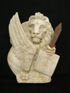 Esclusivo Frammento in Bassorilievo in Marmo Rubbio - Leone di S.Marco con spada vera - 51 x 40 cm