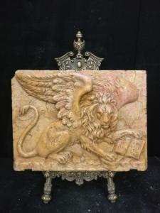 Leone di San Marco - Serenissima in bassorilievo - 41 x 30 cm - Marmo Rosa Perlino - xx secolo - Venezia