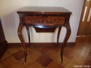 Mesa de apoio com embutidos estilo Napoleão III