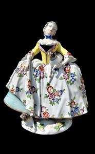 Figure féminine en porcelaine polychrome avec deux chiens carlins. Manufacture de Ludwigsburg. Allemagne.
