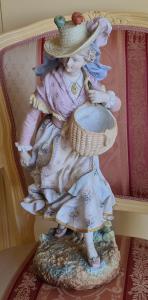 Coppia di statue in porcellana. "fanciullo e fanciulla con cesto".  Manifattura francese del XX secolo.   	