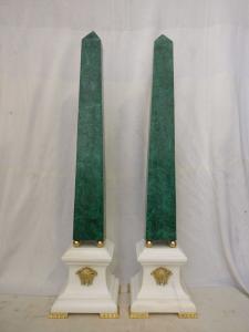 Magistrale Coppia di Obelischi (h. 93 cm) - Stile neoclassico - Malachite, marmo e bronzo - fine 19° secolo - Venezia