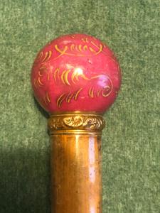 Bastone con pomolo in porcellana con decori vegetali stilizzati.Ghiera in oro basso.