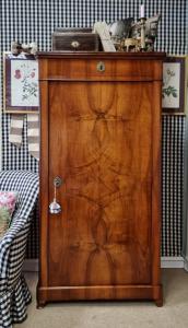 Elegant Biedermeier cabinet/locker with 1 door, walnut veneer.