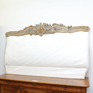 Testata da letto realizzata con fregio in legno laccato
