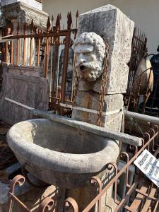 fontana da centro in pietra