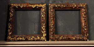SPECC572 - Elegantes Paar Holz- und Gipsrahmen, Ende des 19./Anfang des 20. Jahrhunderts, Maße cm L 63 x H 63