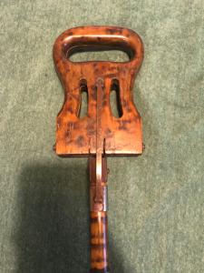 bastone sedia in legno con canna in bambu’fiammato.