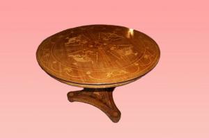 Early 1800s Northern European Regency style mahogany table with rich inlays