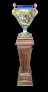Grande vaso in maiolica a decoro istoriato con colonna lignea.Molaroni ,Pesaro.