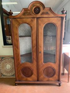 Biedermeier Eckschrank aus dem 19. Jahrhundert