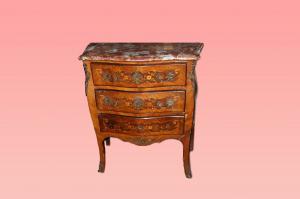 Piccolo comò comoncino francese del 1800 riccamente intarsiato stile Luigi XV con marmo e bronzi