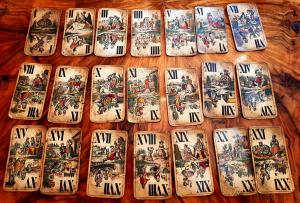 Mazzo completo rarissimo di 21 affascinanti carte da gioco di tarocchi del secondo terzo del XIX secolo, con illustrazioni meravigliose.