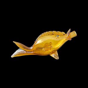 Bernsteinfarbene Glasflasche in Fischform. Herstellung Toso. Murano.