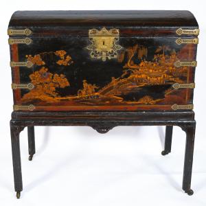 Lacquered wooden chest, decorated with chinoiserie scenes, England, 18th-19th century.