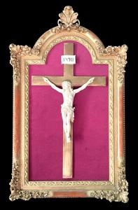 Ivory Christ with shaped frame with floral motifs, rocaille and gold leaf.