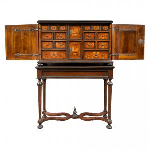Cabinet à monnaies en noyer plaqué et marqueté de motifs floraux et d'oiseaux. Pays-Bas, seconde moitié du XVIIe siècle.